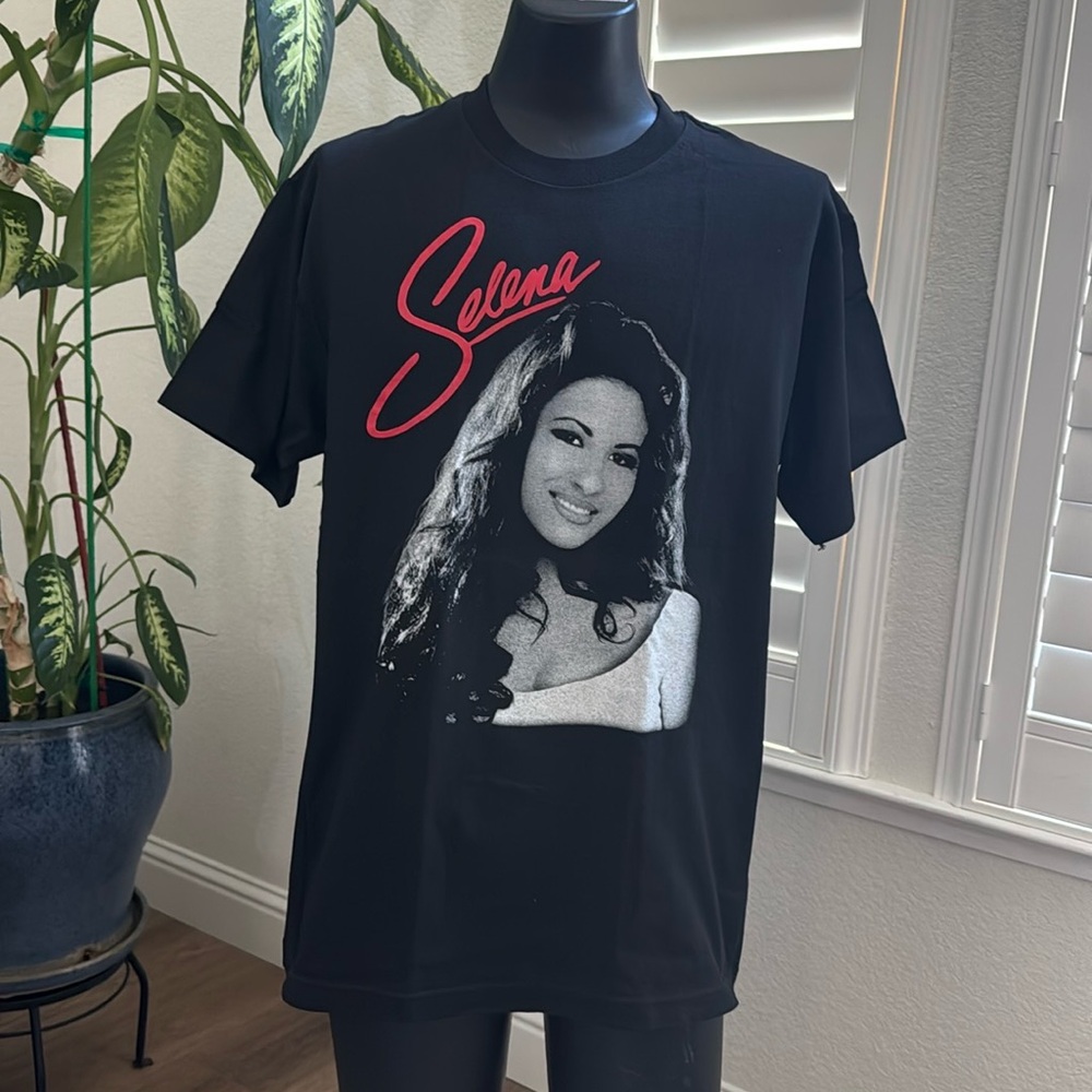 Selena Tee